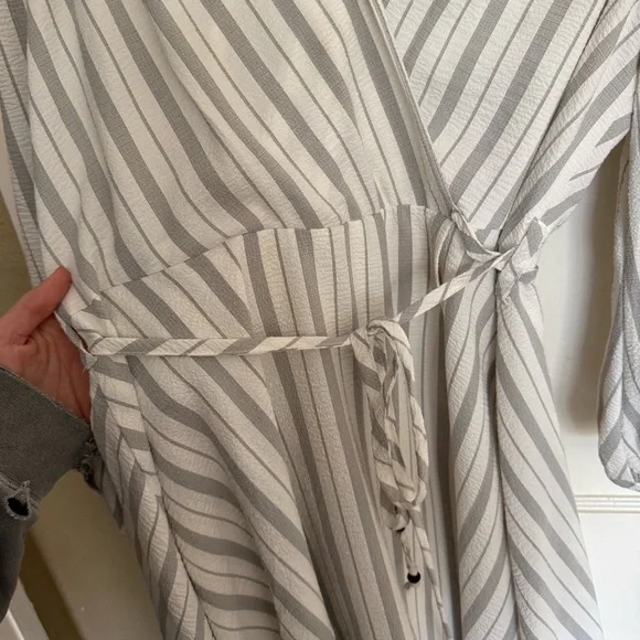 Calvin Klein Gray & White Striped Wrap Midi Dress w/ long sleeves. Size 12 - Picture 2 of 4